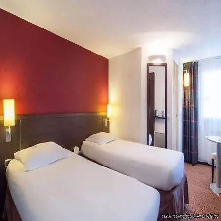 Kyriad Centre - Parc Des Expositions Hotel 3*
